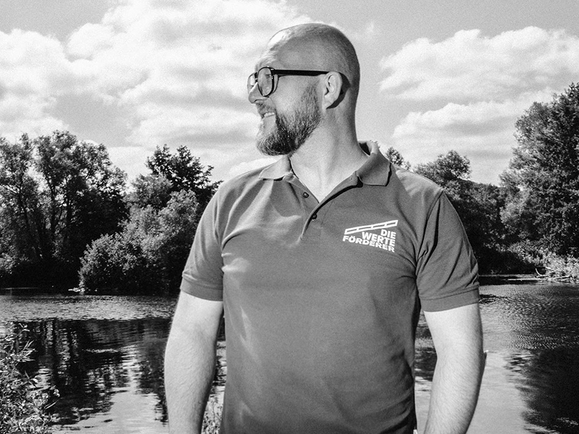Coach der Werteförderer am Flussufer