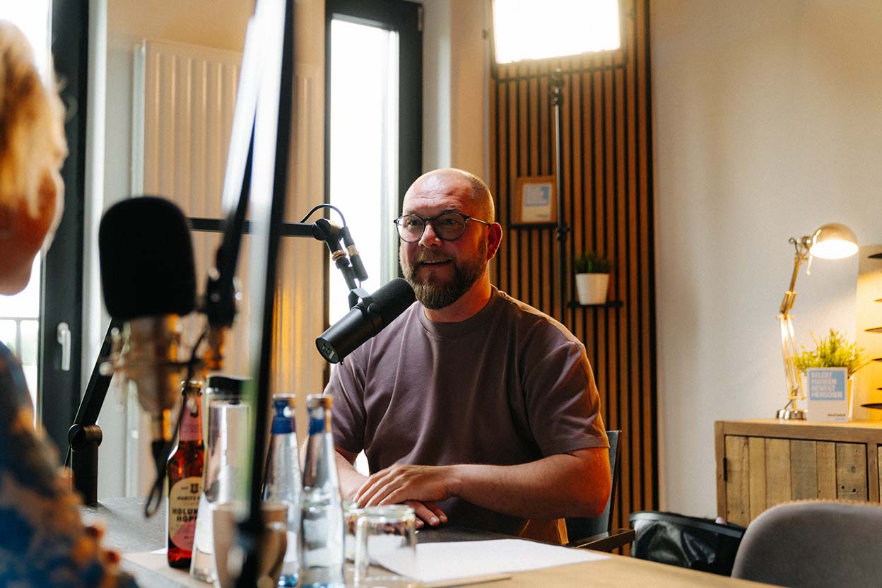 Sebastian-Matthias Skotnik am Mikrofon im Aufnahmeraum