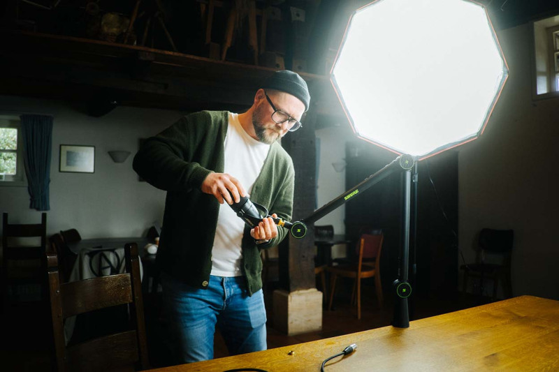 Vorbereitung der Aufnahme: ein Mikrofon wird am Gelenkarm ausgerichtet, daneben eine Softbox